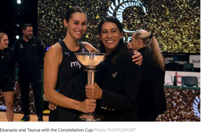 Ekanasio and Taurua with the Constellation Cup Photo. PHOTOSPORT