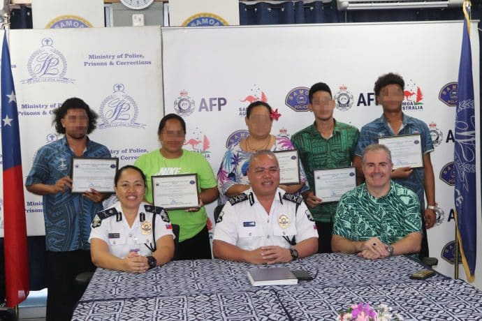 Five people rewarded by police for capturing two escaped prisoners