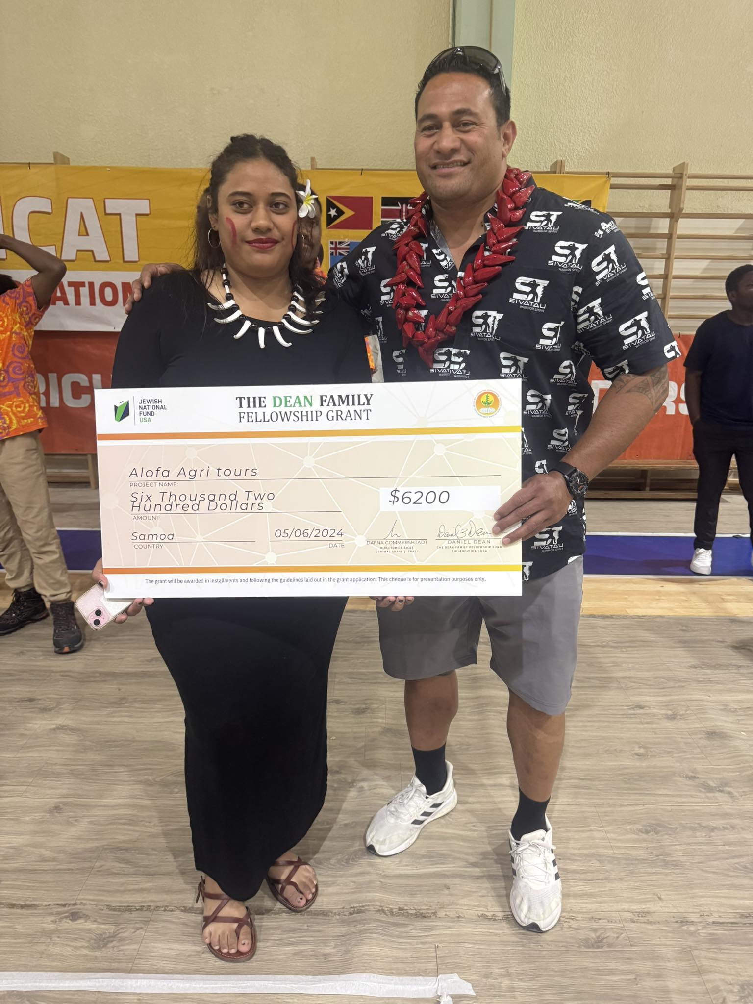 Polino Falevaai with a son of Samoa in Israel, Vincent Schmidt