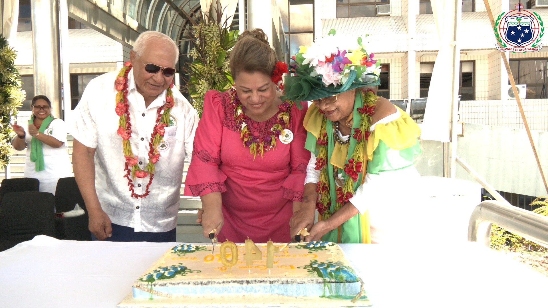 Minisiter of Finance, Hon Mulipola Anarosa Ale-Molioo and two senior doctors cutting the cake to celebrate 140th anniversary of Medical School in Fiji