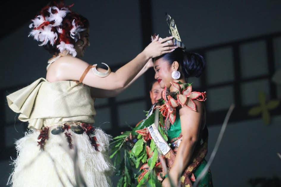 Crowning the new Miss Samoa, Feagaimaalii Soti Mapu