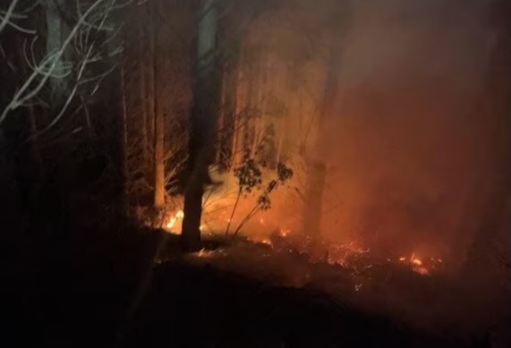 r battle large Waiinu Beach fire nearby residents may be evacuated.