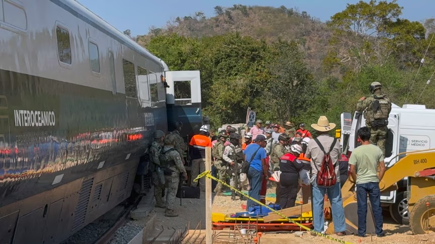 Mexican soldiers and Civil Protection members rescue passengers from the train.
