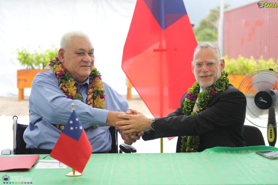Hon Ale Vena Ale with the ambassador of Israel in Samoa