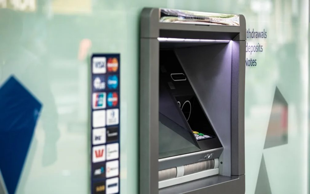 Services should include cash withdrawals, deposits and change, the RBNZ says.