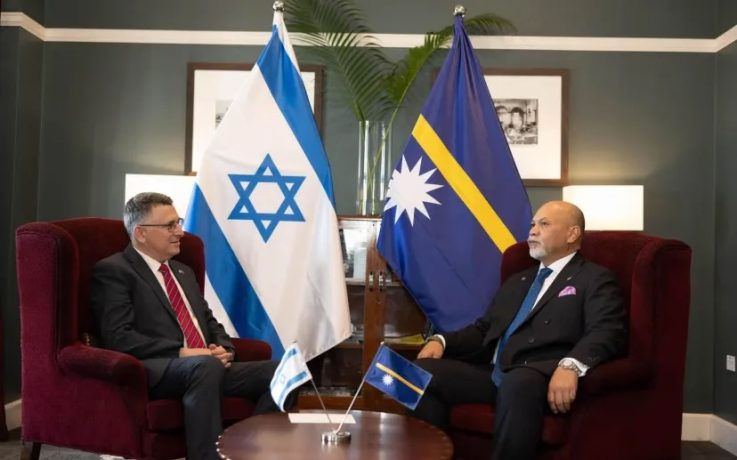 Israeli foreign minister Gideon Saar and Nauru foreign minister Lionel Aingimea.