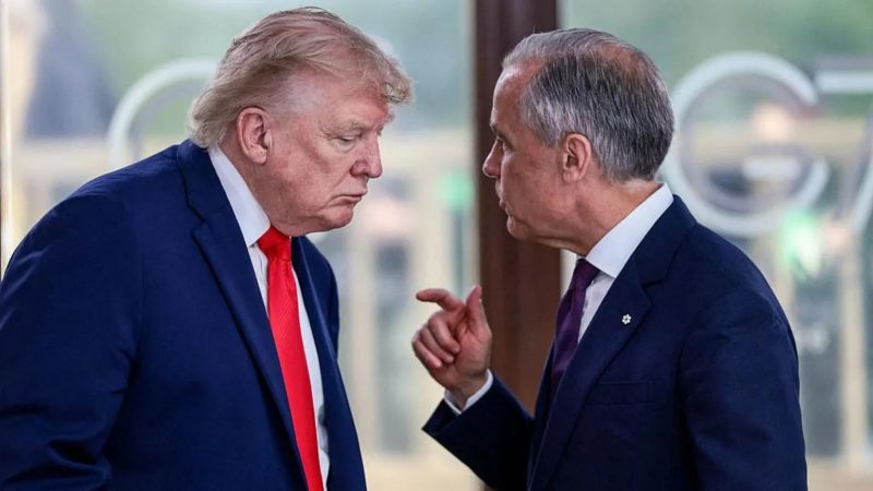 US President Donald Trump (L), Canada's Prime Minister Mark Carney (R).