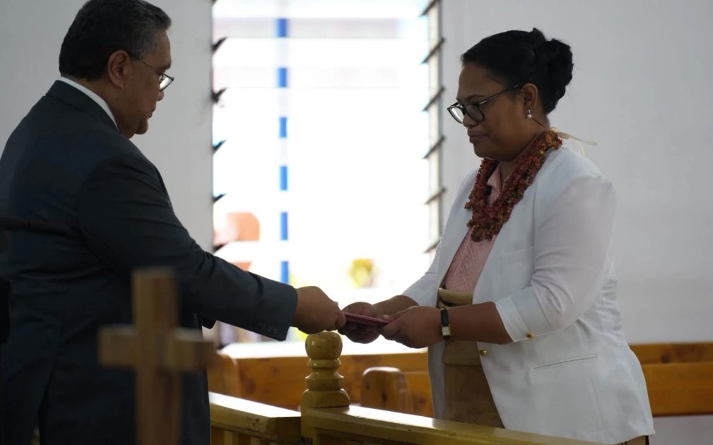 Tonga's new Minister of Finance, Vika Sivoki Lavemaau receiving her royal warrant of appointment from Paula Ma'u, Secretary to Cabinet.